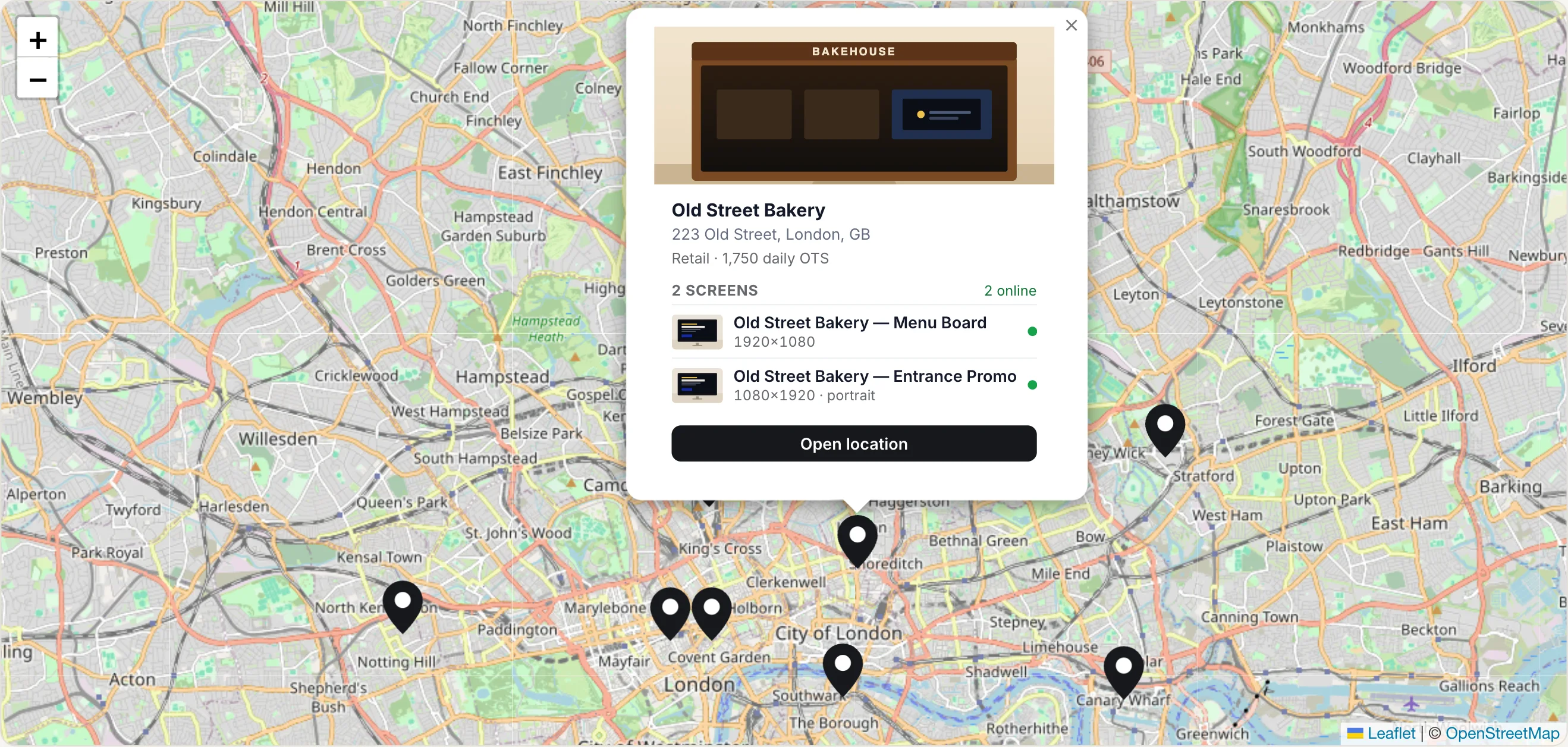 Carte de Londres avec les neuf sites de la boulangerie ; la fiche du site Old Street est ouverte et montre ses deux écrans en ligne